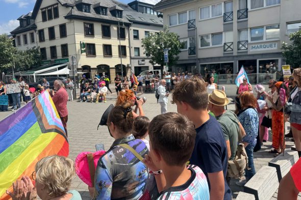 Menschen beim CSD 2026 in St. Vith