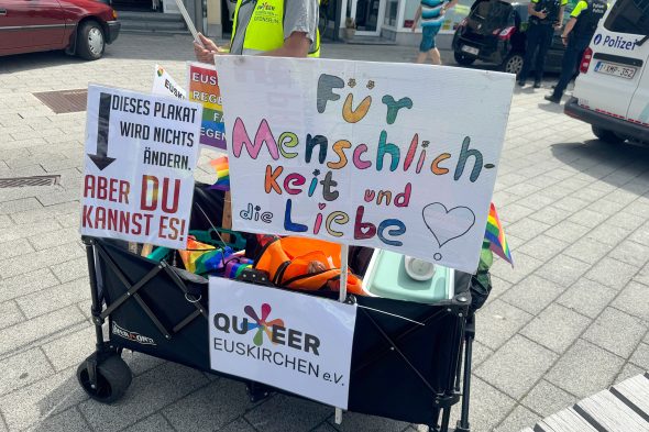 Schild: Für Menschlichkeit und Liebe