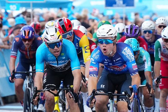 Fotofinish zwischen Jensen Plowright und Wout van Aert