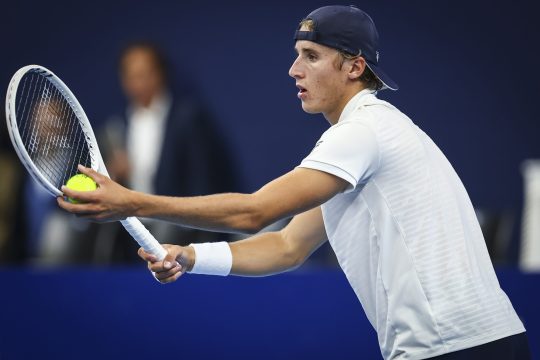 Emilien Demanet mit Tennisschläger und Ball auf dem Spielfeld