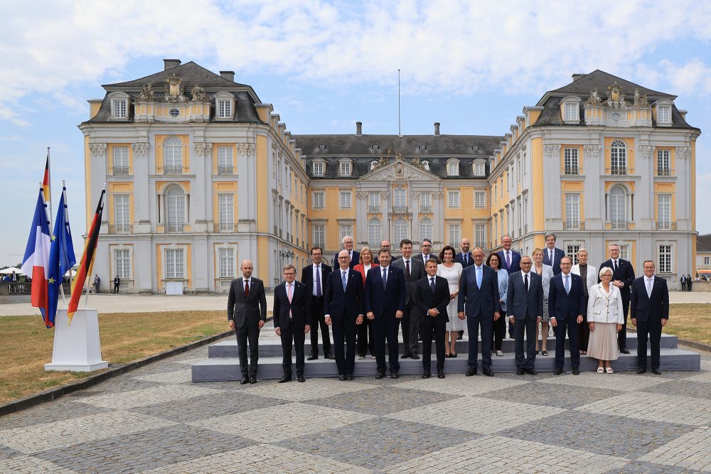 Die Teilnehmer des deutsch-französischen Ministerrats posieren vor dem Schloss Augustusburg für ein Gruppenfoto