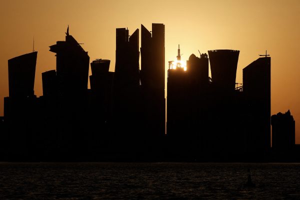Die Skyline von Doha bei Sonnenuntergang