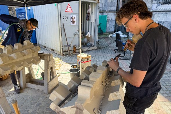 Steinmetze bei der Arbeit