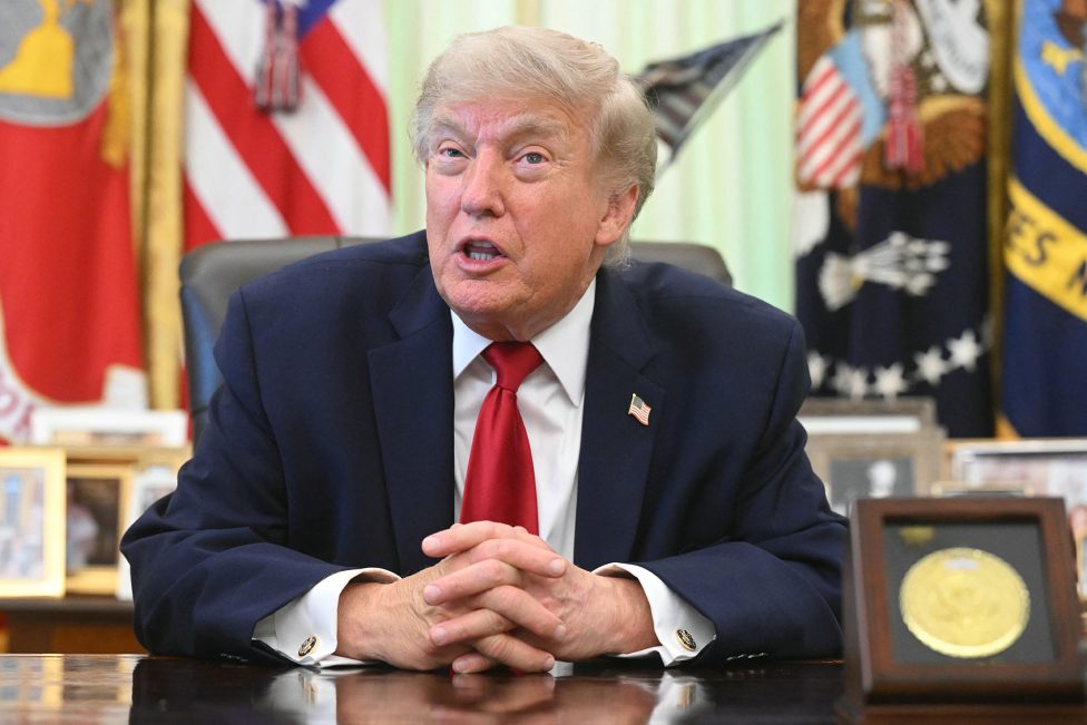 US-Präsident Donald Trump spricht im Oval Office des Weißen Hauses in Washington, D.C., mit Reportern