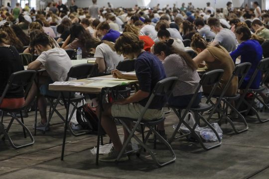 Studenten bei einer Aufnahmeprüfung für den Zugang zu medizinischen Fakultäten an flämischen Universitäten
