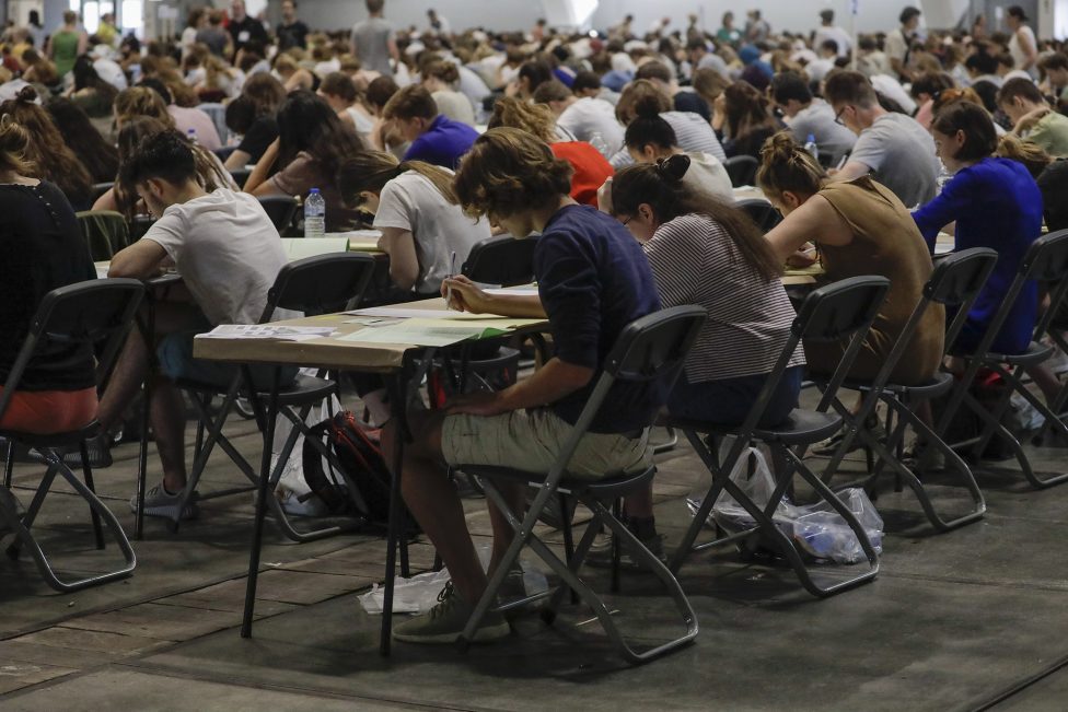 Studenten bei einer Aufnahmeprüfung für den Zugang zu medizinischen Fakultäten an flämischen Universitäten