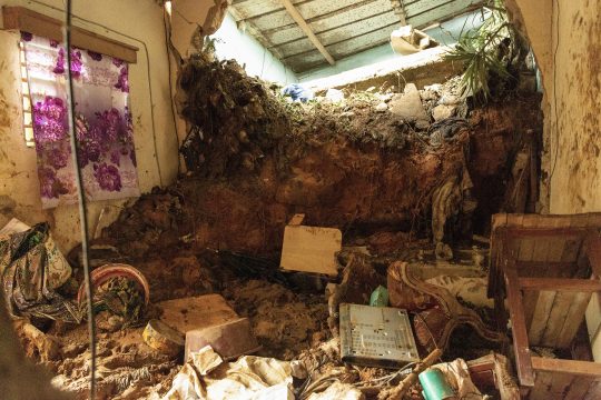 ein durch Erdrutsche und Überschwemmungen beschädigtes Haus