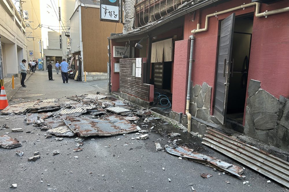 Schäden durch Erdbeben in der japanischen Stadt Kumamoto: Auf einer Straße liegen heruntergefallene Teile der Hausfassade