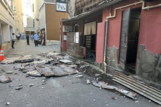 Schäden durch Erdbeben in der japanischen Stadt Kumamoto: Auf einer Straße liegen heruntergefallene Teile der Hausfassade