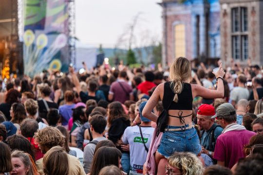 Menschenmenge beim Esperanzah-Festival 2025 in Floreffe