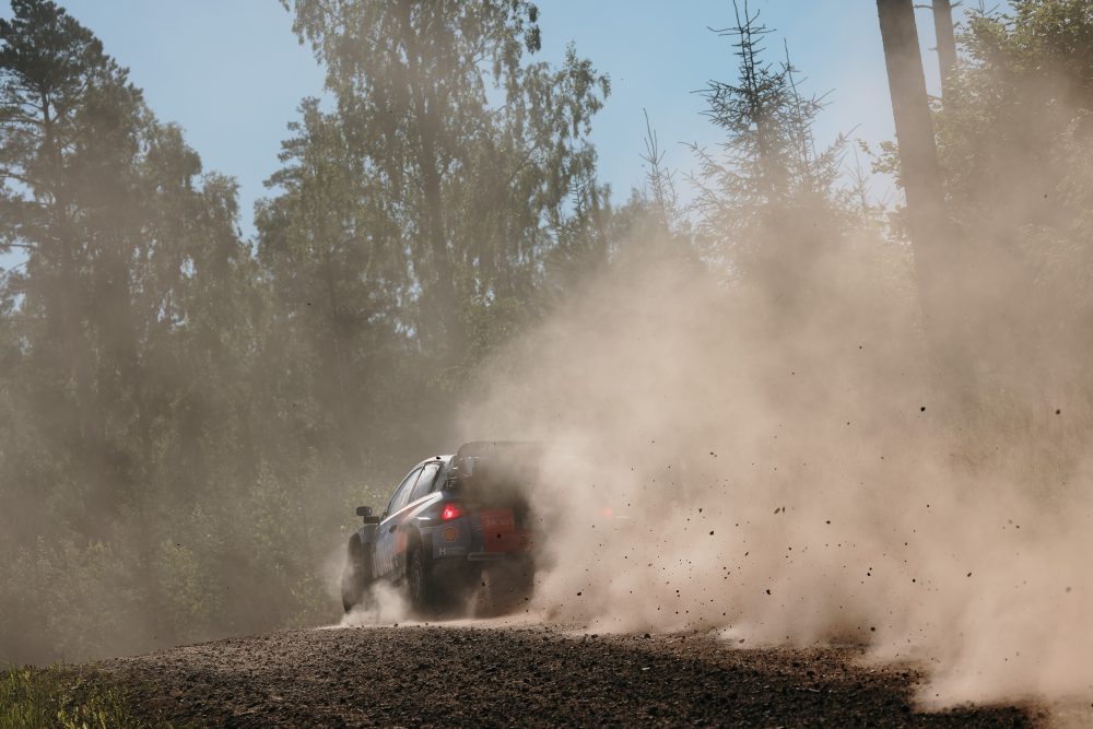 Der Hyundai von Thierry Neuville/Martijn Wydaeghe von hinten mit einer dicken Staubfahne