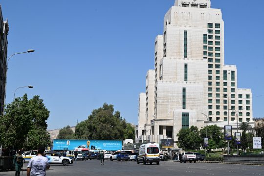 Zwei Explosionen ereigneten sich in der Nähe des Hotels in Damaskus, wo Frankreichs Präsident Macron untergebracht ist