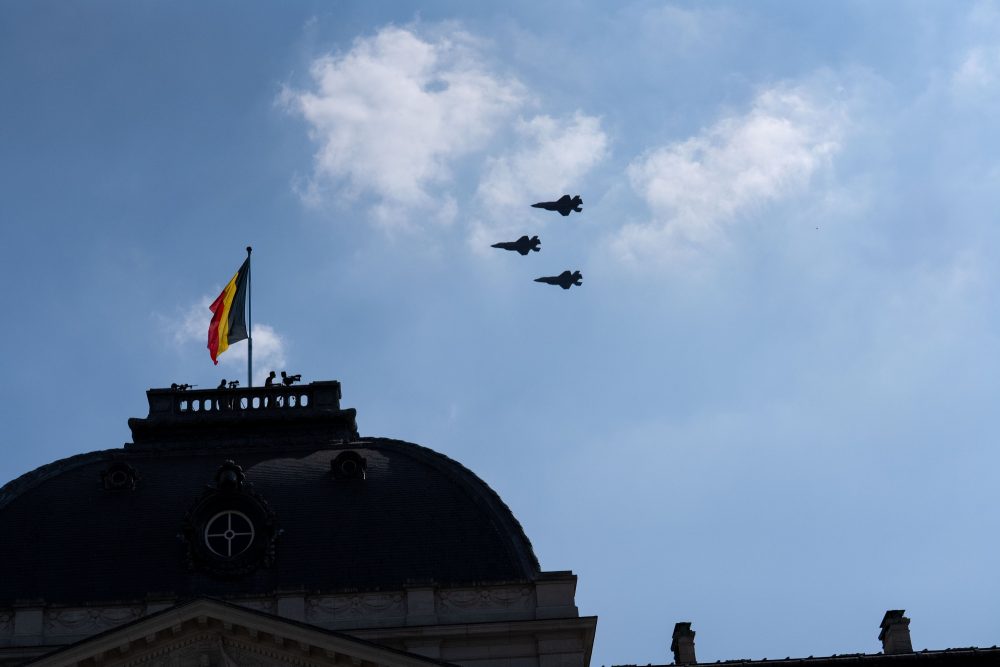 Die neuen F-35 über dem Palast mit wehender Belgien-Flagge