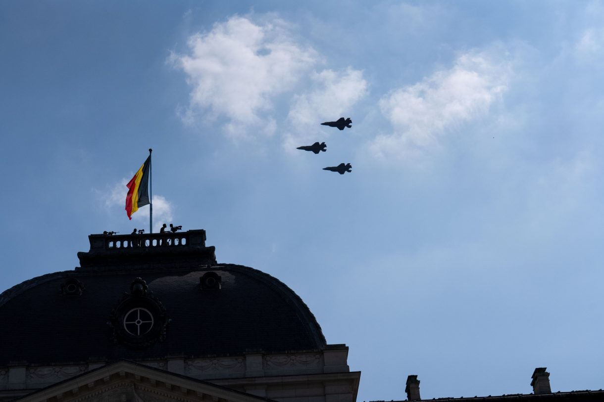 Die neuen F-35 über dem Palast mit wehender Belgien-Flagge