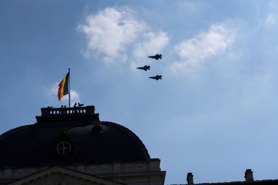 Die neuen F-35 über dem Palast mit wehender Belgien-Flagge