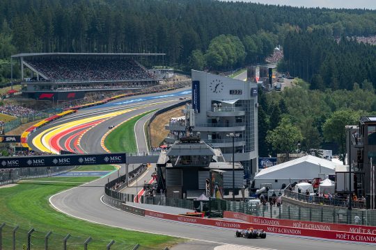 Blick auf die alte Start- und Zielgerade und die Raidillon-Kurve beim freien Training vor dem Formel-1-Rennen in Spa-Francorchamps