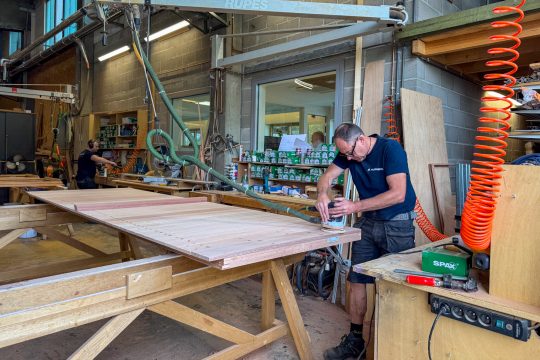 Mitarbeiter in der Werkhalle von Fabribois in Sourbrodt