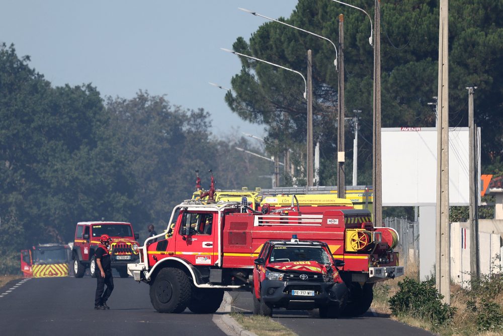 Straßensperrung durch die Feuerwehr nahe Bordeaux