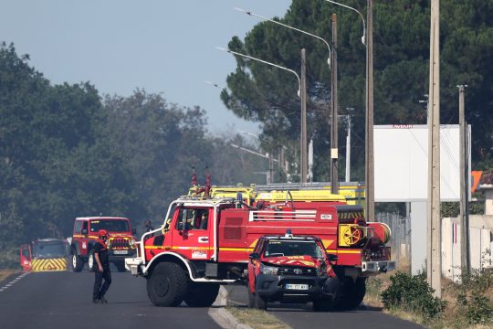 Straßensperrung durch die Feuerwehr nahe Bordeaux