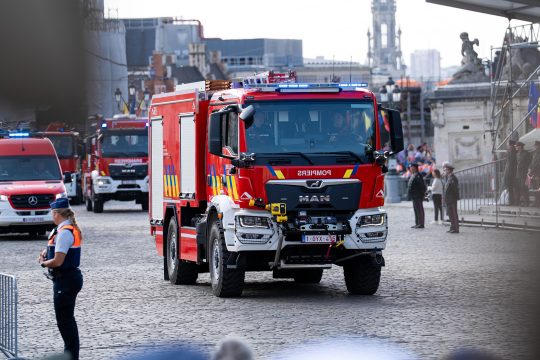 Feuerwehrfahrzeug bei der Parade am Nationalfeiertag