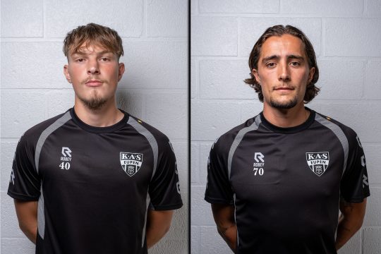 Aron Sulejmani und Mathias Fixelles posieren in ihren Trikots für Fotos