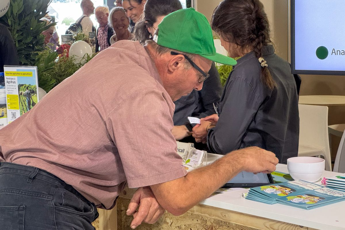 Landwirt füllt die Umfrage auf einem Tablet aus