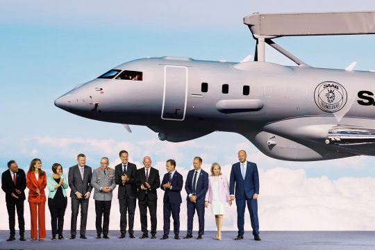 Theo Francken und Amtskollegen in Ankara, im Hintergrund ein Saab-Flugzeug