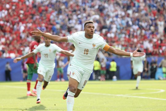Kylian Mbappé läuft nach seinem erzielten Tor mit ausgebreiteten Armen jubelnd über den Platz