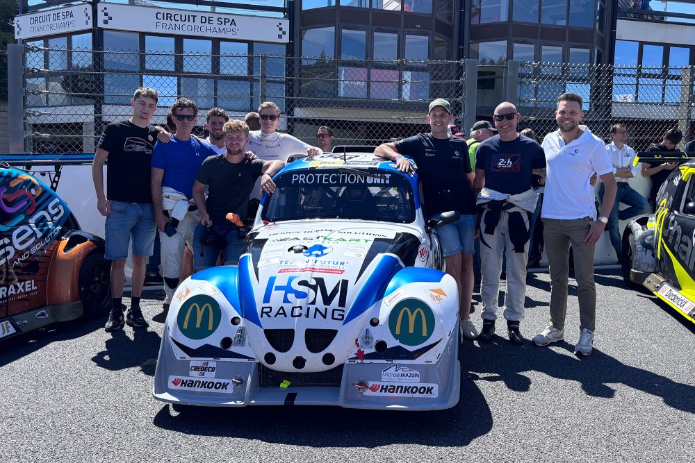 Die Mannschaft von East Kart by HSM mit ihrem Rennkäfer vor dem Start des 25-Stunden-Rennens