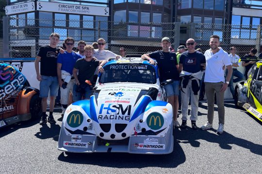 Die Mannschaft von East Kart by HSM mit ihrem Rennkäfer vor dem Start des 25-Stunden-Rennens