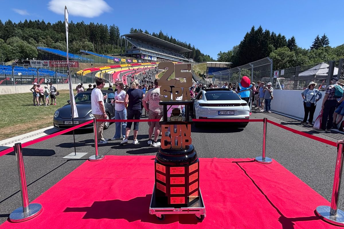 Der Pokal in der Startaufstellung