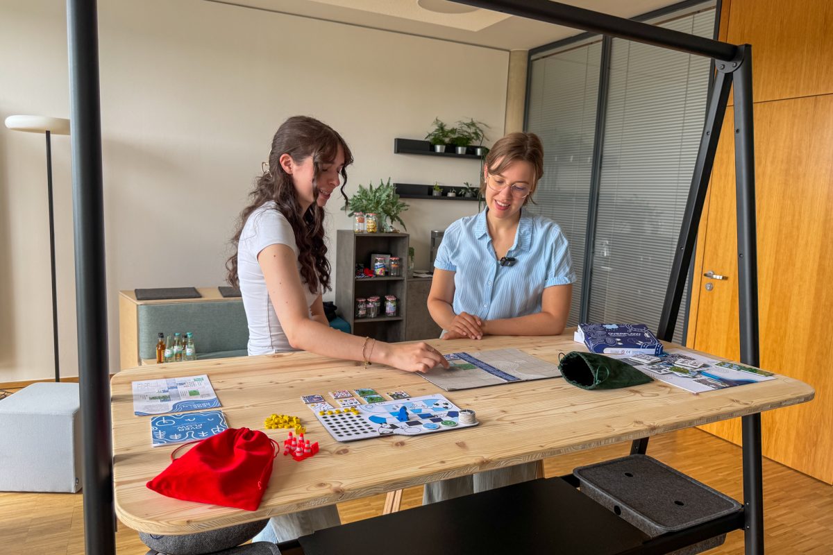 Mette und eine andere junge Frau spielen zusammen