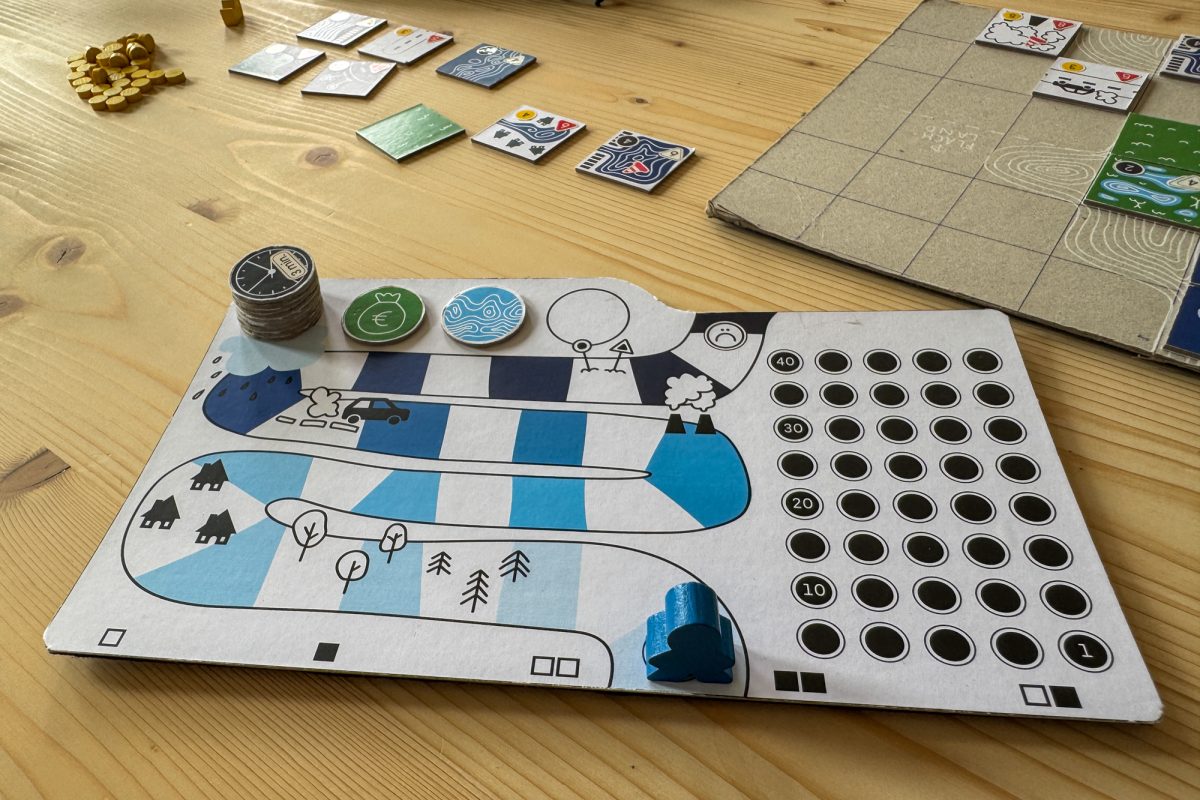 Das Brettspiel mit Spielfeld und Spielfiguren