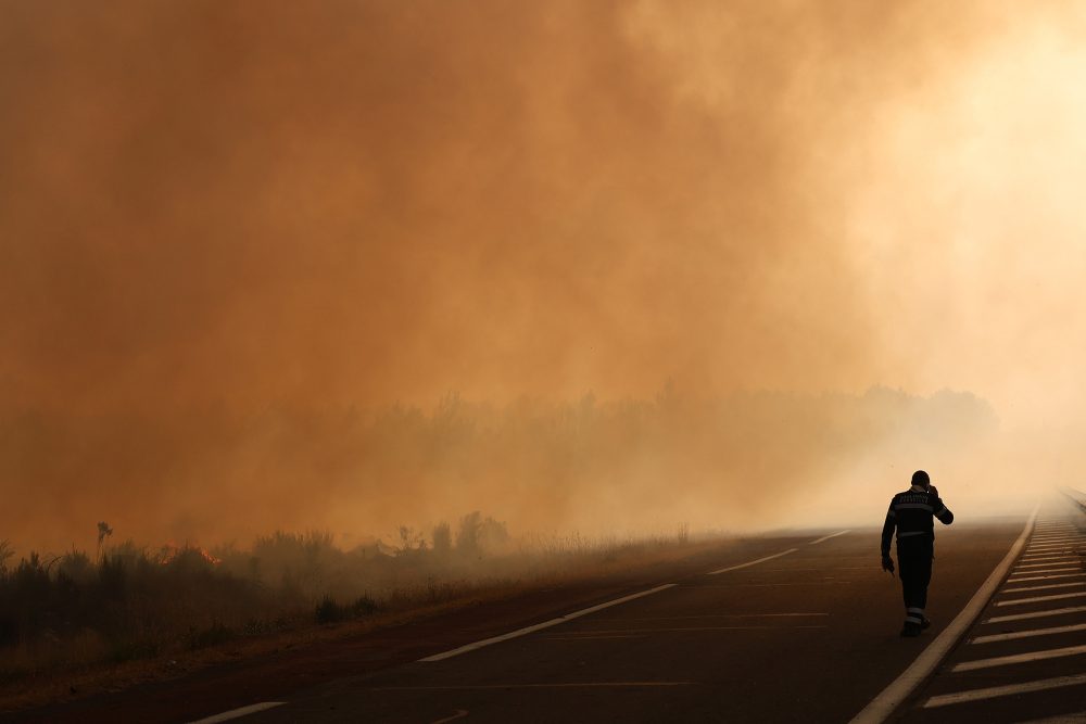 Dichter Rauch bei einem Waldbrand in der Gironde