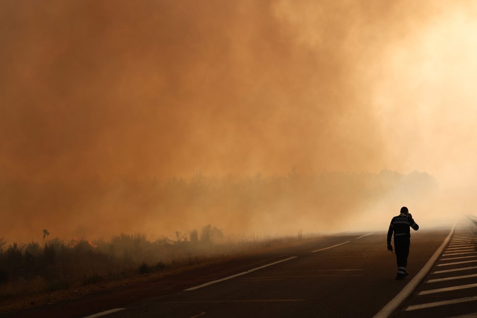 Dichter Rauch bei einem Waldbrand in der Gironde