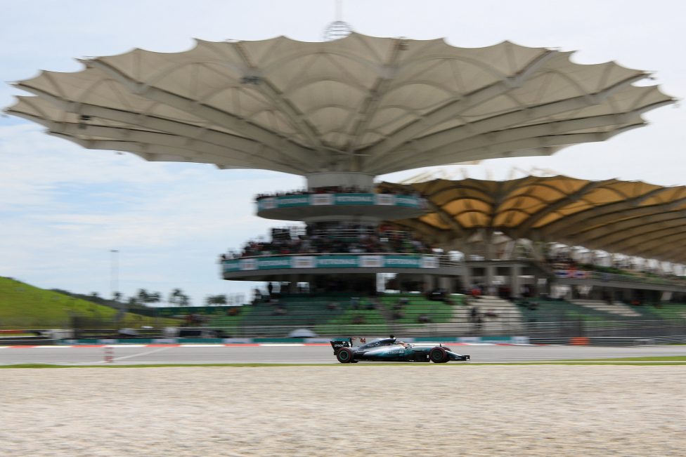 Formel-1-Strecke in Malaysia, vorne im Bild der Rennwagen mit Lewis Hamilton