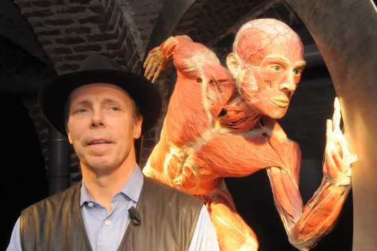 Gunther von Hagens neben einem präparierten Körper seiner "Körperwelten"-Ausstellung