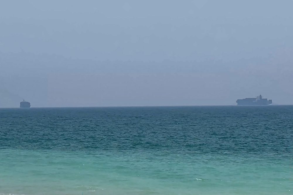 Frachtschiffe, die in der Nähe der Straße von Hormus vor der Ostküste der Vereinigten Arabischen Emirate bei Khor Fakkan vor Anker liegen
