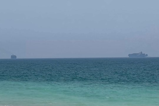 Frachtschiffe, die in der Nähe der Straße von Hormus vor der Ostküste der Vereinigten Arabischen Emirate bei Khor Fakkan vor Anker liegen
