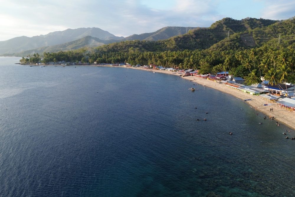 Lauftaufnahme von einem Strand der Provinz Gorontalo, Indonesien