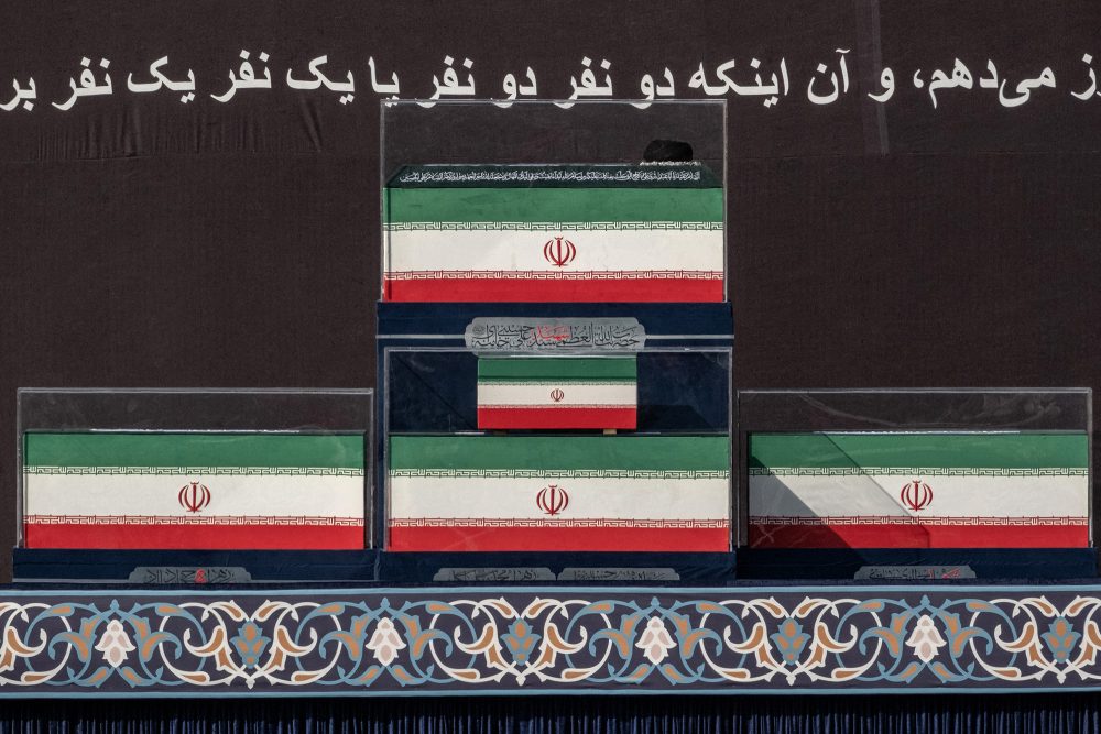 Die in einer Teheraner Moschee aufgebahrten Särge von Ajatollah Ali Chamenei und mehrerer seiner Familienmitglieder