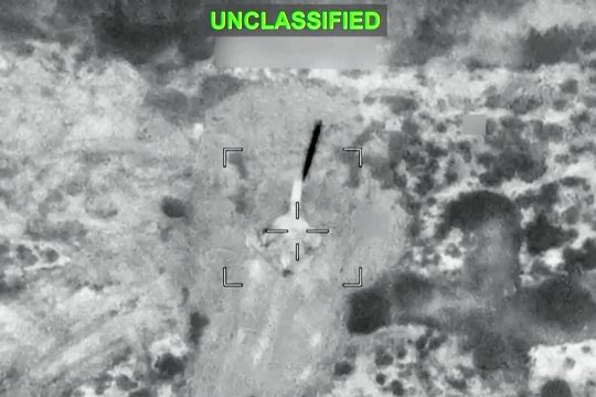 Dieser Screenshot stammt aus einem Video, das das US-Zentralkommando auf der Social-Media-Plattform X geteilt hat und das US-Luftangriffe auf iranische Militäreinrichtungen zeigen soll