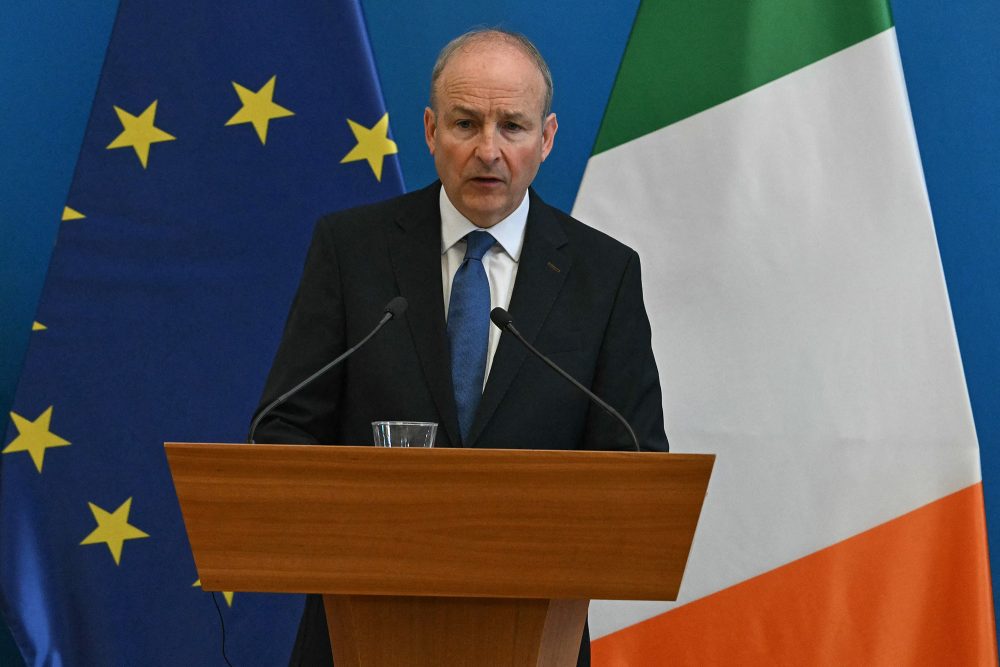 Irlands Premierminister Micheal Martin am Rednerpult, dahinter die Flaggen der EU und Irlands
