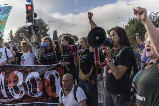 Israelische Demonstranten skandieren vor der Knesset Parolen während einer Kundgebung gegen die Regierung und den Krieg im Gazastreifen