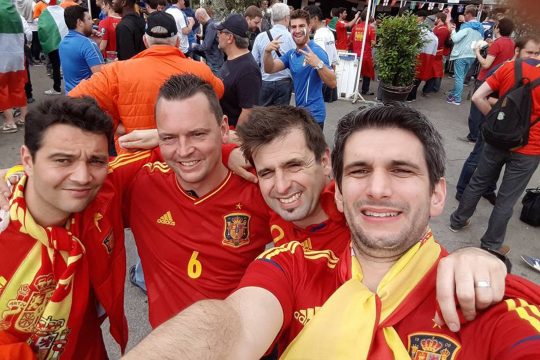 Javier Gomez und drei Freunde bei einer Public-Viewing-Veranstaltung in Spanien-Trikots