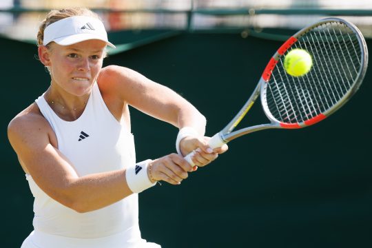 Jeline Vandromme mit Tennisschläger und Ball
