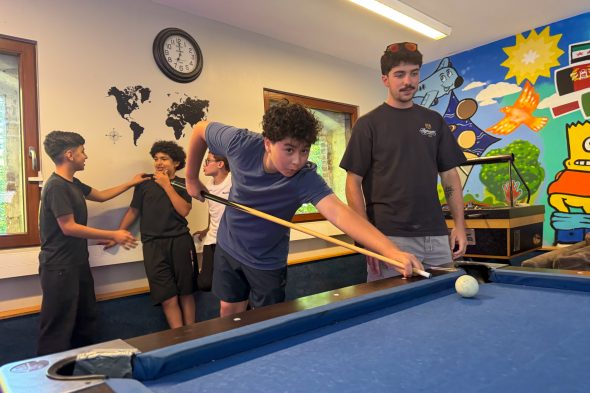 Jugendliche spielen Billard