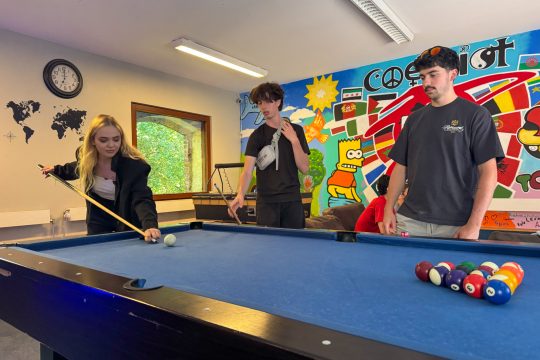 Jugendliche spielen Billard