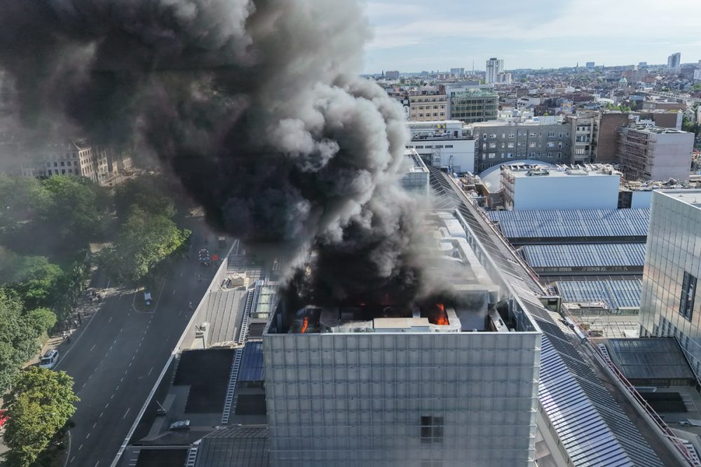 Dicke Rauchschwaden über dem Museum "Kanal - Centre Pompidou" in Brüssel
