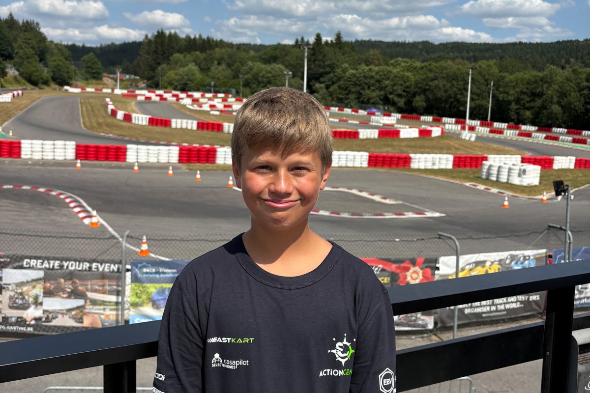 Matteo Schäfer posiert für ein Bild vor der Kulisse der Rennstrecke
